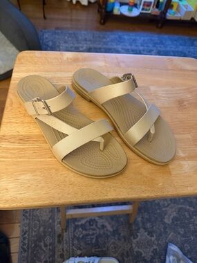 CROCS Women's Beige Double-Strap Buckle Toe-Loop Sandals